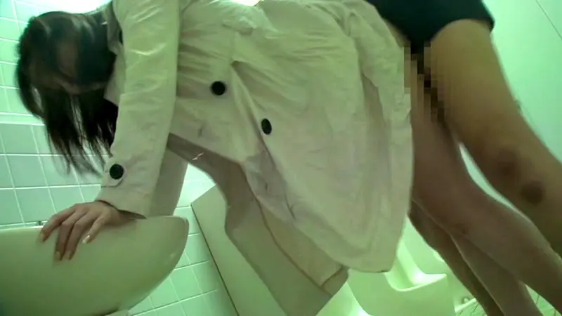 小泉真希が公衆トイレでセックス