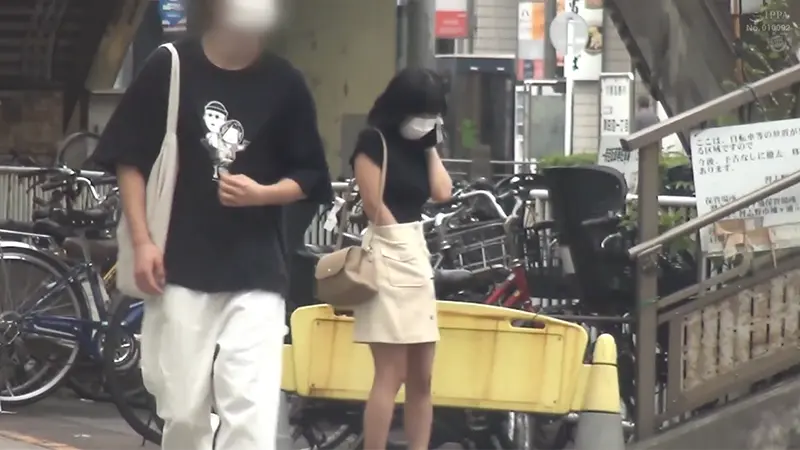 【四宮繭】保育士が手淫露出！ゲリラオナニーする野外AV