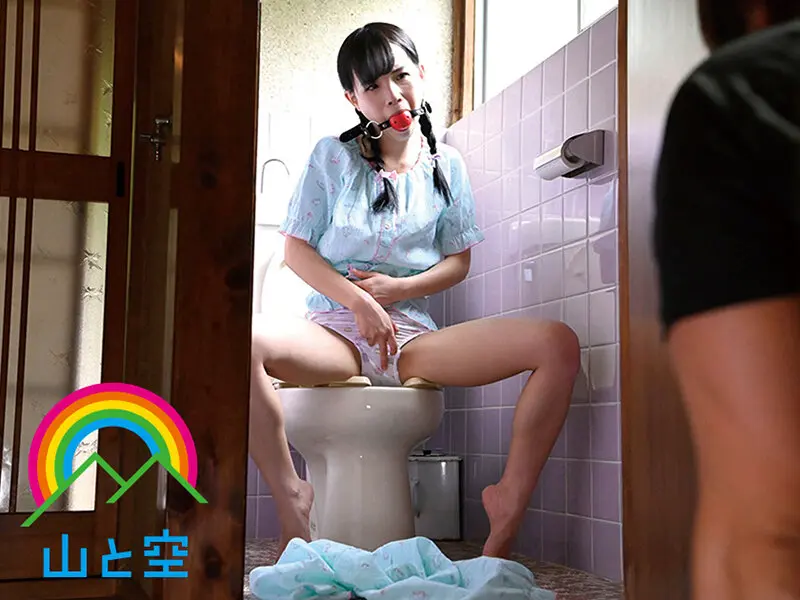 工藤ララがトイレでボールギャグ着用